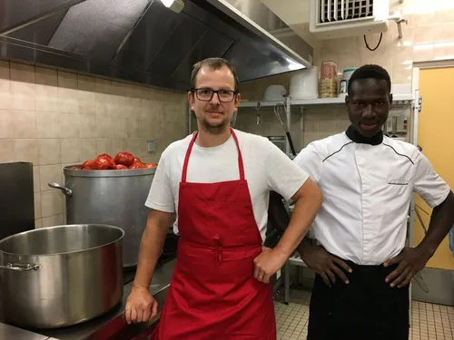 Ombrée d'Anjou. Le cuisinier de l'Auberge de la Chaise rouge se...
